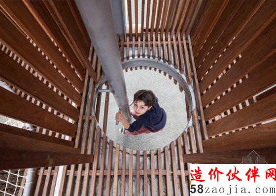 當(dāng)樹在屋下生根發(fā)芽 就成了樹屋?