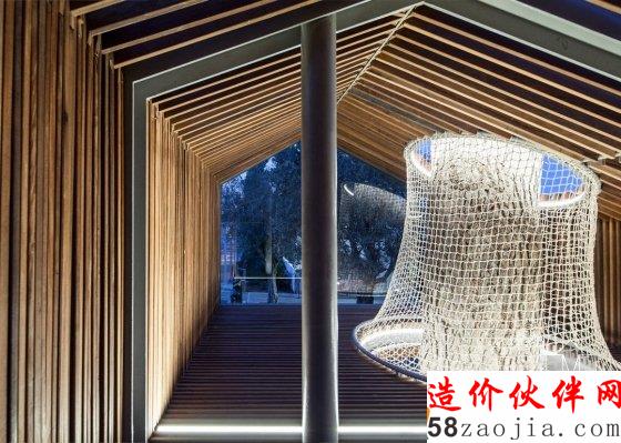 當(dāng)樹在屋下生根發(fā)芽 就成了樹屋?