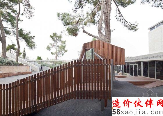 當(dāng)樹在屋下生根發(fā)芽 就成了樹屋?