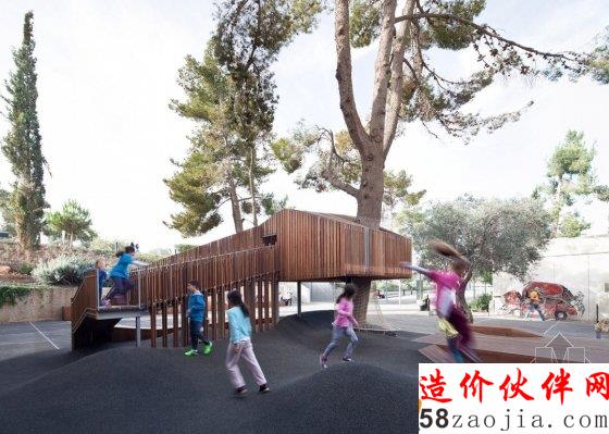 當(dāng)樹在屋下生根發(fā)芽 就成了樹屋?