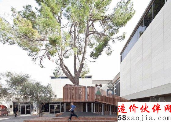 當(dāng)樹在屋下生根發(fā)芽 就成了樹屋?
