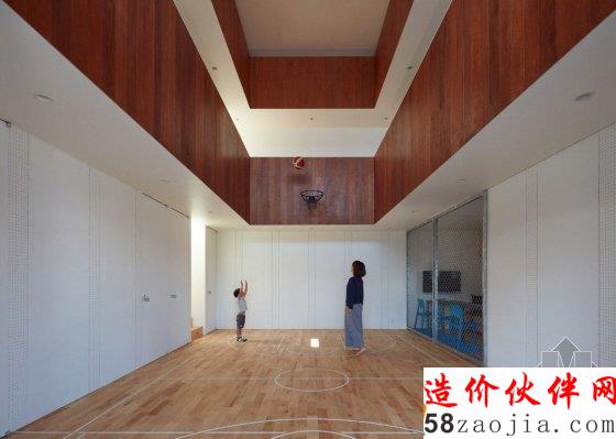 你能猜到日本這棟民宅里有個(gè)籃球場嗎?