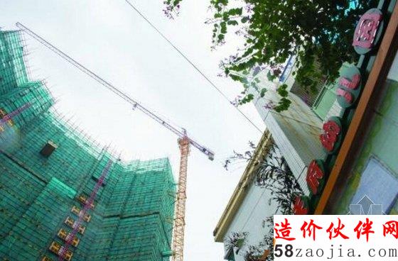 工地與幼兒園僅一墻相隔,上空是塔吊吊臂