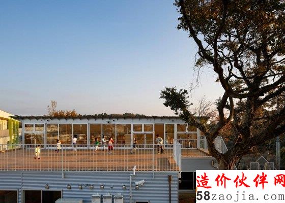 階梯狀開放的幼兒園 孩子們?nèi)鲅咀娱_跑吧!