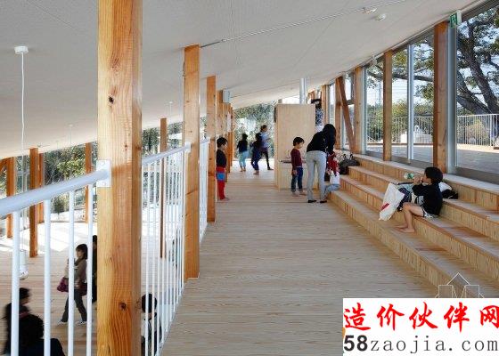 階梯狀開放的幼兒園 孩子們?nèi)鲅咀娱_跑吧!