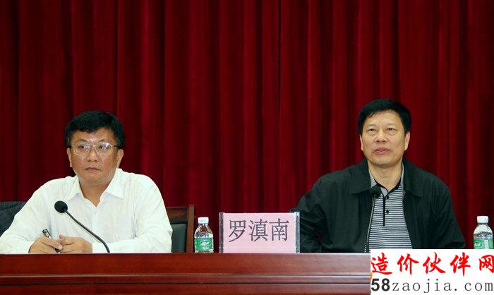 圖片:市政府副秘書(shū)長(zhǎng)、市住建局局長(zhǎng)羅滇南講話,市住建局副局長(zhǎng)莫大成部置工作