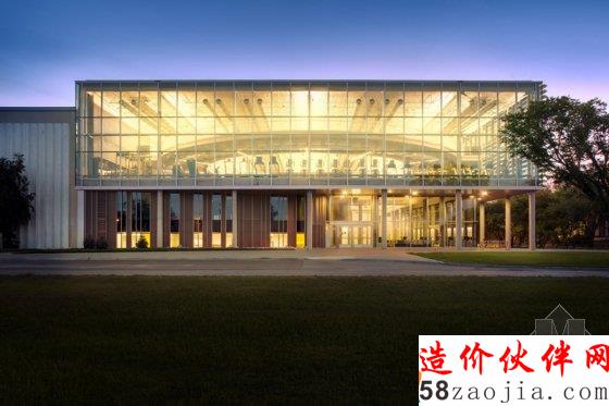 有空中跑道的加拿大校園健身中心 活力四射