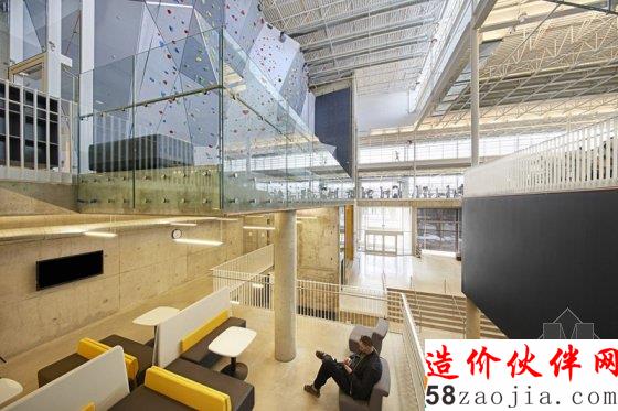 有空中跑道的加拿大校園健身中心 活力四射