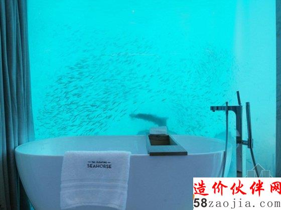 在別墅的水上部分,游客可以在一個大浴缸里愜意欣賞迪拜的美景。