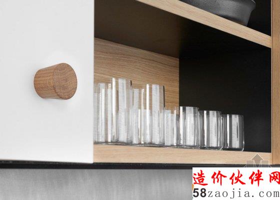 這套簡(jiǎn)潔直觀的廚房系統(tǒng) 用木材營(yíng)造出高級(jí)感