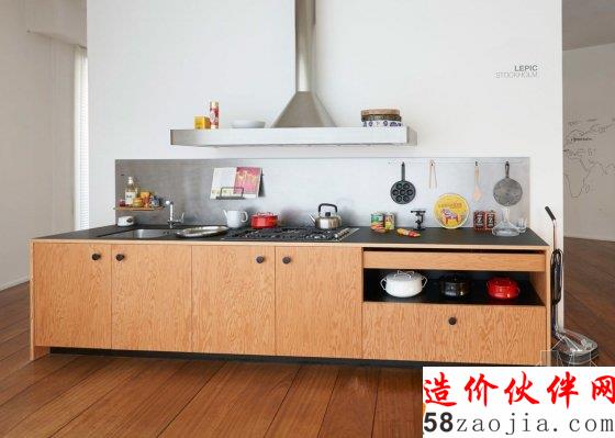 這套簡(jiǎn)潔直觀的廚房系統(tǒng) 用木材營(yíng)造出高級(jí)感