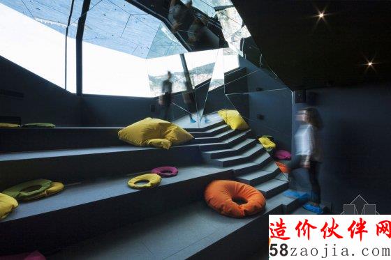 克羅地亞的一個博物館,竟然只放了一尊青銅雕像