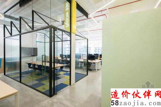 有滿滿一墻的積木熊的雜貨物流公司總部