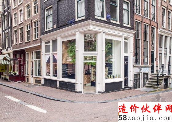 樹與木材主宰了這家冷榨果汁店的室內(nèi)空間