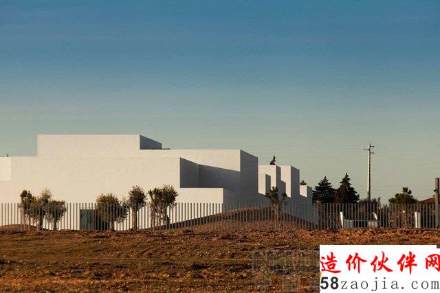 描繪孩子們蠢蠢欲動(dòng)的記憶的方形建筑