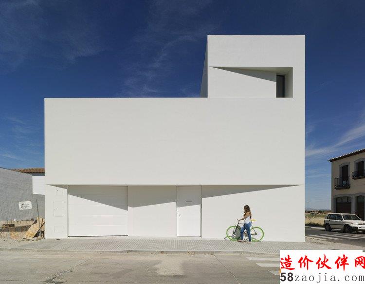 Lopera 純白住宅,折疊幾何體塊保障住客隱私 / David Ruiz Molina, David Frutos
