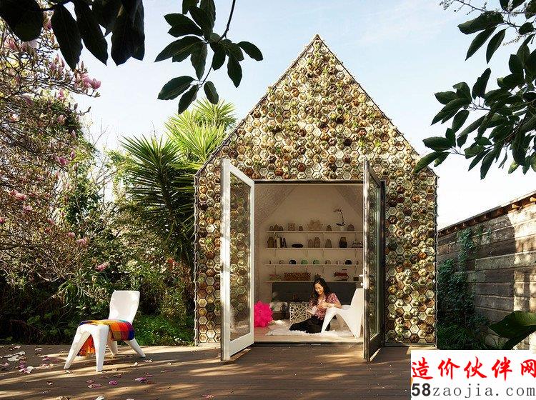 λWڻՏU3Dӡ4500KɴuԼҺԺġݡ, The cabin is integrated into the landscape thanks to the hundreds of succulents and air plants that comprise the facade and are held by the 3D-printed hexagonal planter tiles. 3D-printed chairs and tables, also designed by Emerging Objects, serve as both indoor and outdoor furniture. DƬ  Matthew Millman