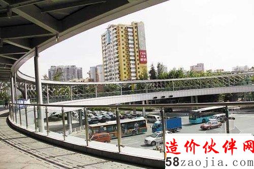 深圳“豪華天橋”:5000萬元建一座“花架子天橋”?!