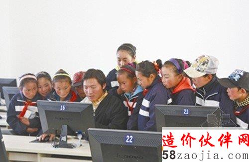 第一次上電腦課,孩子們充滿好奇。資料圖,中石化供