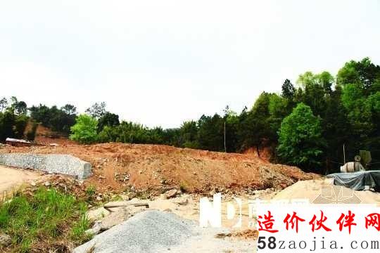 惠州地派鎮(zhèn)地派溫泉酒店對面,是曾廣興所稱倒土的位置,但現(xiàn)場并無大量棄土,當(dāng)?shù)卮逦卜裾J(rèn)曾有大量棄土。