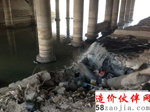 天雄路引河大橋下西岸北側橋堤坡已經被污水沖壞。 天雄路引河大橋下西岸北側橋堤坡已經被污水沖壞。