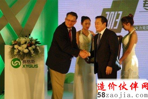 美國格雷斯公司防火產(chǎn)品全球銷售運(yùn)營總監(jiān)邁克與北京賽格斯董事長戚永順握手