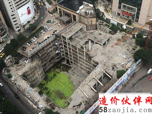 重慶高樓地基下現(xiàn)8層樓房 若周邊施工可能致樓層塌陷