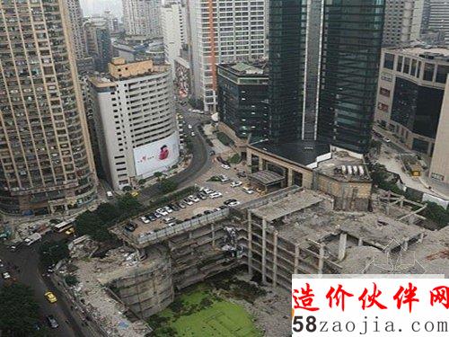 重慶高樓地基下現(xiàn)8層樓房 天坑式樓下樓