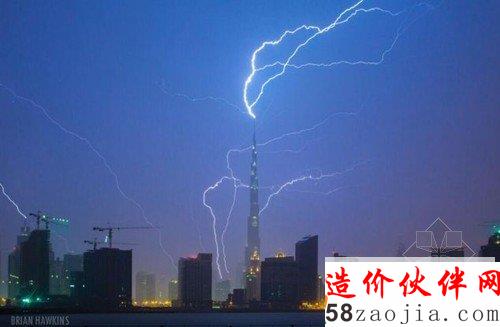 閃電擊中“世界第一高樓”迪拜哈利法塔