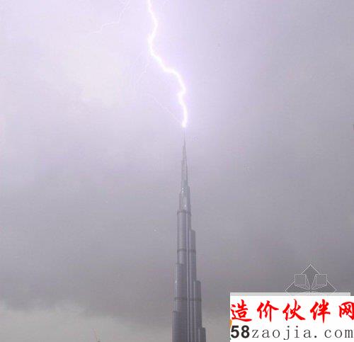 閃電擊中“世界第一高樓”迪拜哈利法塔