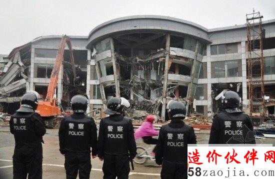 圖為民警協(xié)助拆遷工作