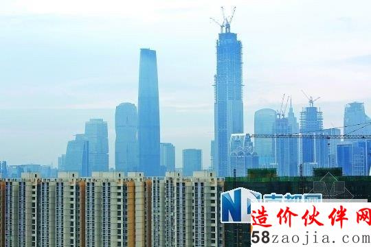 從新港路眺望珠江對岸,珠江新城兩座高塔矗立,建設(shè)中的東塔高度已經(jīng)達(dá)到441米,超越了一旁西塔440.75米的高度