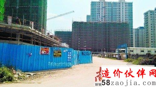 水口鴻順花園圍蔽占用道路近一半