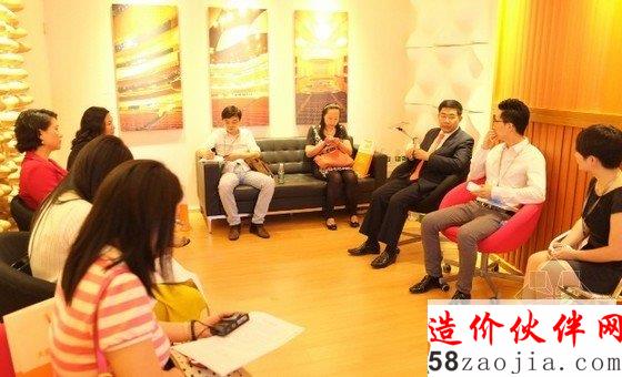 中孚泰文化集團(tuán)董事長(zhǎng)譚澤斌(右三)在中孚泰聲學(xué)體驗(yàn)室接受媒體采訪